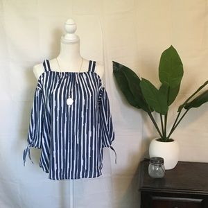 🦁 New!! Anne Klein Cold Shoulder Top 🦁